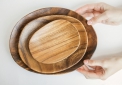 деревянные тарелки в руках